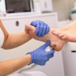Descubre dónde estudiar auxiliar de podología, cuánto se gana, qué funciones tiene y qué necesitas para formarte en esta profesión sanitaria.