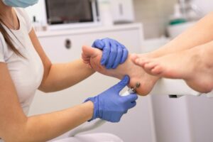Descubre dónde estudiar auxiliar de podología, cuánto se gana, qué funciones tiene y qué necesitas para formarte en esta profesión sanitaria.