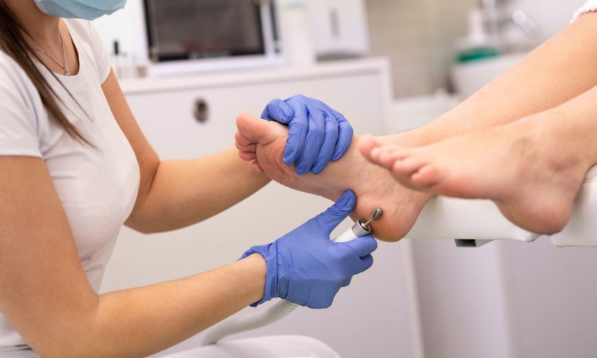 Descubre dónde estudiar auxiliar de podología, cuánto se gana, qué funciones tiene y qué necesitas para formarte en esta profesión sanitaria.